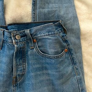 🧩LEVI’S 501 RIPPED MOM JEAN